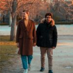 Nicolás Amelio-Ortiz Instagram - Hacía tiempo que no salía a sacar fotos por Madrid, y esta vez me llevé el 85mm. Normalmente prefiero el 50 porque, a mi parecer, tiene el punto justo de realismo visual e ilusión cinematográfica. El 85, en cambio, te hunde de lleno en el sueño fotográfico, ya que ningún ser humano puede "mirar" como este lente en la vida real. Y quizás fue precisamente por eso que elegí sacar fotos y filmar por la calle con un 85mm: para evadirme un rato del crudo realismo de estas semanas y capturar la ciudad de una forma un poco más idealizada. Madrid, Spain