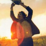 Nicolás Amelio-Ortiz Instagram - Mi película de terror favorita de toda la historia: La masacre de Texas (1974). Además de tener uno de los planos más sexys de la historia del cine, la escena en la que Kirk y Pam entran a la infame casa de Leatherface marcó un antes y un después en mi vida: me enseñó lo que es tener miedo DE VERDAD en una sala de cine y lo valioso que puede ser el cine de terror —¿el género menos apreciado?—. Hace poco encontré estas fotos nuevas del making of que compartió el equipo de producción en la página oficial de la película y como siempre volví a obsesionarme con esta obra maestra.