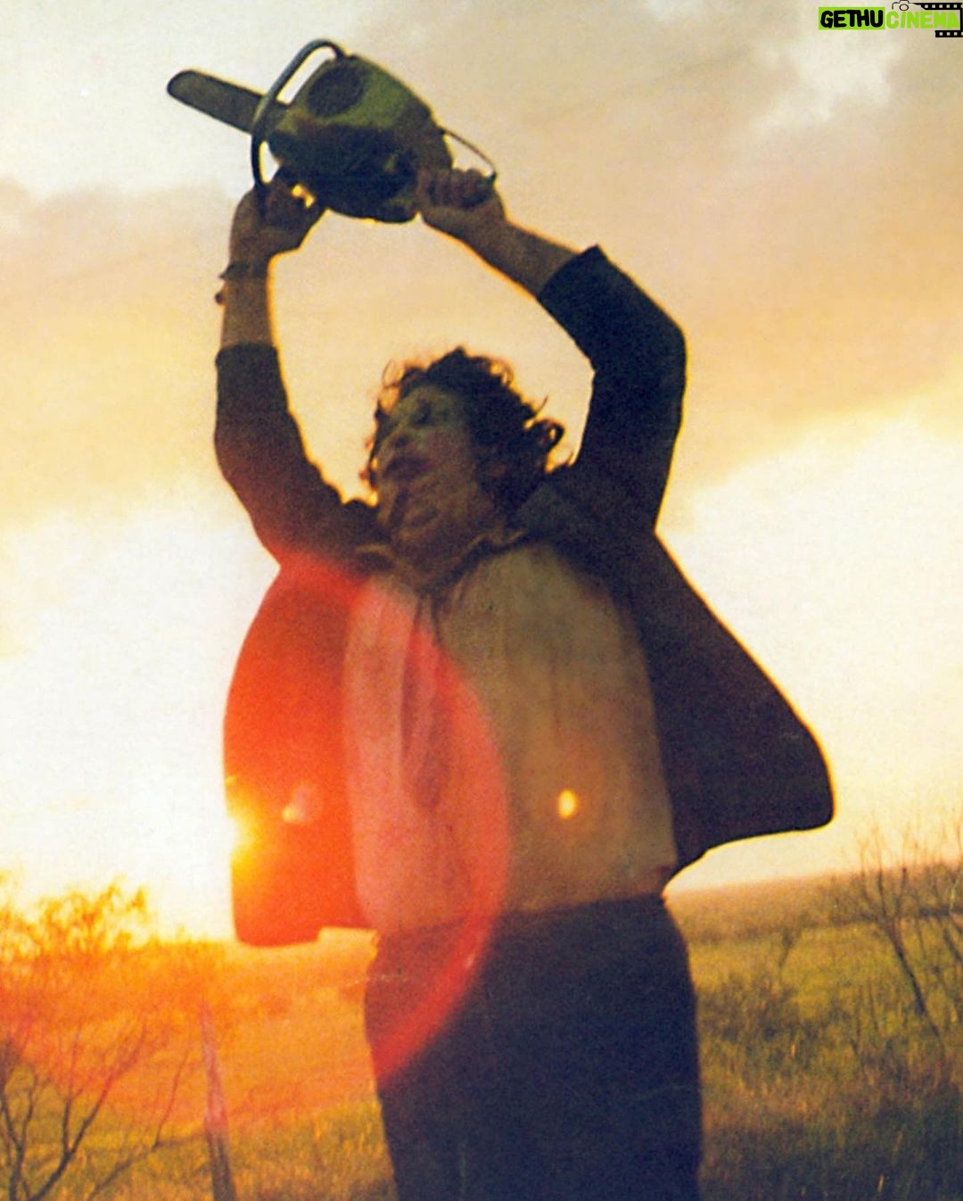 Nicolás Amelio-Ortiz - 5.5K Likes - Mi película de terror favorita de toda la historia: La masacre de Texas (1974). Además de tener uno de los planos más sexys de la historia del cine, la escena en la que Kirk y Pam entran a la infame casa de Leatherface marcó un antes y un después en mi vida: me enseñó lo que es tener miedo DE VERDAD en una sala de cine y lo valioso que puede ser el cine de terror —¿el género menos apreciado?—. Hace poco encontré estas fotos nuevas del making of que compartió el equipo de producción en la página oficial de la película y como siempre volví a obsesionarme con esta obra maestra.