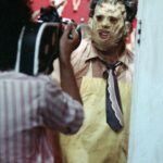 Nicolás Amelio-Ortiz Instagram - Mi película de terror favorita de toda la historia: La masacre de Texas (1974). Además de tener uno de los planos más sexys de la historia del cine, la escena en la que Kirk y Pam entran a la infame casa de Leatherface marcó un antes y un después en mi vida: me enseñó lo que es tener miedo DE VERDAD en una sala de cine y lo valioso que puede ser el cine de terror —¿el género menos apreciado?—. Hace poco encontré estas fotos nuevas del making of que compartió el equipo de producción en la página oficial de la película y como siempre volví a obsesionarme con esta obra maestra.