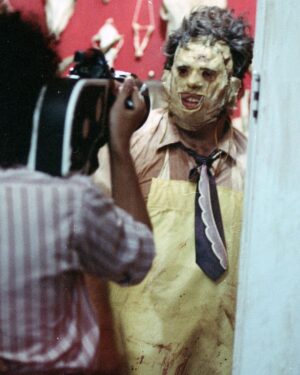 Nicolás Amelio-Ortiz Instagram - Mi película de terror favorita de toda la historia: La masacre de Texas (1974). Además de tener uno de los planos más sexys de la historia del cine, la escena en la que Kirk y Pam entran a la infame casa de Leatherface marcó un antes y un después en mi vida: me enseñó lo que es tener miedo DE VERDAD en una sala de cine y lo valioso que puede ser el cine de terror —¿el género menos apreciado?—. Hace poco encontré estas fotos nuevas del making of que compartió el equipo de producción en la página oficial de la película y como siempre volví a obsesionarme con esta obra maestra.