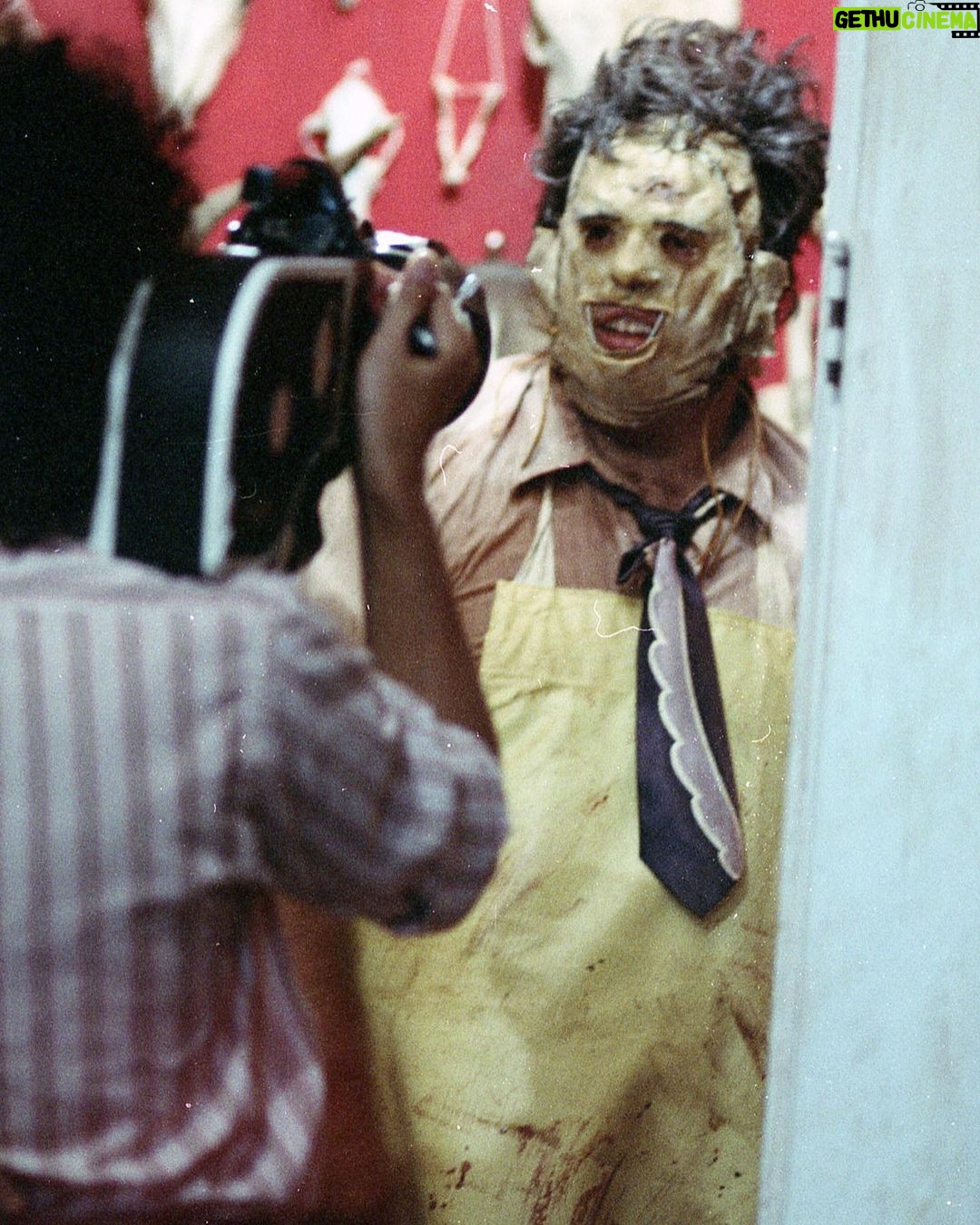 Nicolás Amelio-Ortiz - 5.5K Likes - Mi película de terror favorita de toda la historia: La masacre de Texas (1974). Además de tener uno de los planos más sexys de la historia del cine, la escena en la que Kirk y Pam entran a la infame casa de Leatherface marcó un antes y un después en mi vida: me enseñó lo que es tener miedo DE VERDAD en una sala de cine y lo valioso que puede ser el cine de terror —¿el género menos apreciado?—. Hace poco encontré estas fotos nuevas del making of que compartió el equipo de producción en la página oficial de la película y como siempre volví a obsesionarme con esta obra maestra.