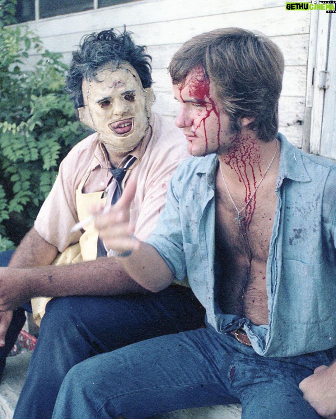 Nicolás Amelio-Ortiz - 5.5K Likes - Mi película de terror favorita de toda la historia: La masacre de Texas (1974). Además de tener uno de los planos más sexys de la historia del cine, la escena en la que Kirk y Pam entran a la infame casa de Leatherface marcó un antes y un después en mi vida: me enseñó lo que es tener miedo DE VERDAD en una sala de cine y lo valioso que puede ser el cine de terror —¿el género menos apreciado?—. Hace poco encontré estas fotos nuevas del making of que compartió el equipo de producción en la página oficial de la película y como siempre volví a obsesionarme con esta obra maestra.