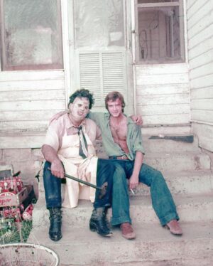 Nicolás Amelio-Ortiz Instagram - Mi película de terror favorita de toda la historia: La masacre de Texas (1974). Además de tener uno de los planos más sexys de la historia del cine, la escena en la que Kirk y Pam entran a la infame casa de Leatherface marcó un antes y un después en mi vida: me enseñó lo que es tener miedo DE VERDAD en una sala de cine y lo valioso que puede ser el cine de terror —¿el género menos apreciado?—. Hace poco encontré estas fotos nuevas del making of que compartió el equipo de producción en la página oficial de la película y como siempre volví a obsesionarme con esta obra maestra.