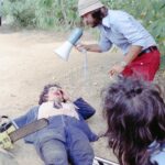 Nicolás Amelio-Ortiz Instagram - Mi película de terror favorita de toda la historia: La masacre de Texas (1974). Además de tener uno de los planos más sexys de la historia del cine, la escena en la que Kirk y Pam entran a la infame casa de Leatherface marcó un antes y un después en mi vida: me enseñó lo que es tener miedo DE VERDAD en una sala de cine y lo valioso que puede ser el cine de terror —¿el género menos apreciado?—. Hace poco encontré estas fotos nuevas del making of que compartió el equipo de producción en la página oficial de la película y como siempre volví a obsesionarme con esta obra maestra.