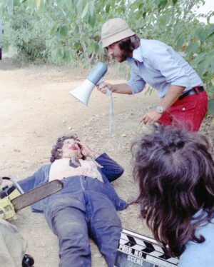 Nicolás Amelio-Ortiz Instagram - Mi película de terror favorita de toda la historia: La masacre de Texas (1974). Además de tener uno de los planos más sexys de la historia del cine, la escena en la que Kirk y Pam entran a la infame casa de Leatherface marcó un antes y un después en mi vida: me enseñó lo que es tener miedo DE VERDAD en una sala de cine y lo valioso que puede ser el cine de terror —¿el género menos apreciado?—. Hace poco encontré estas fotos nuevas del making of que compartió el equipo de producción en la página oficial de la película y como siempre volví a obsesionarme con esta obra maestra.