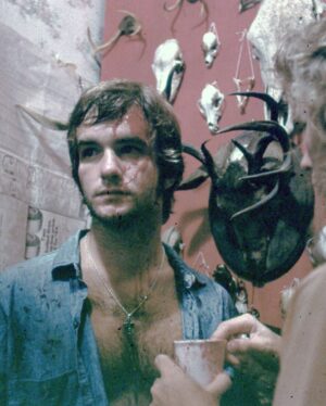 Nicolás Amelio-Ortiz Instagram - Mi película de terror favorita de toda la historia: La masacre de Texas (1974). Además de tener uno de los planos más sexys de la historia del cine, la escena en la que Kirk y Pam entran a la infame casa de Leatherface marcó un antes y un después en mi vida: me enseñó lo que es tener miedo DE VERDAD en una sala de cine y lo valioso que puede ser el cine de terror —¿el género menos apreciado?—. Hace poco encontré estas fotos nuevas del making of que compartió el equipo de producción en la página oficial de la película y como siempre volví a obsesionarme con esta obra maestra.