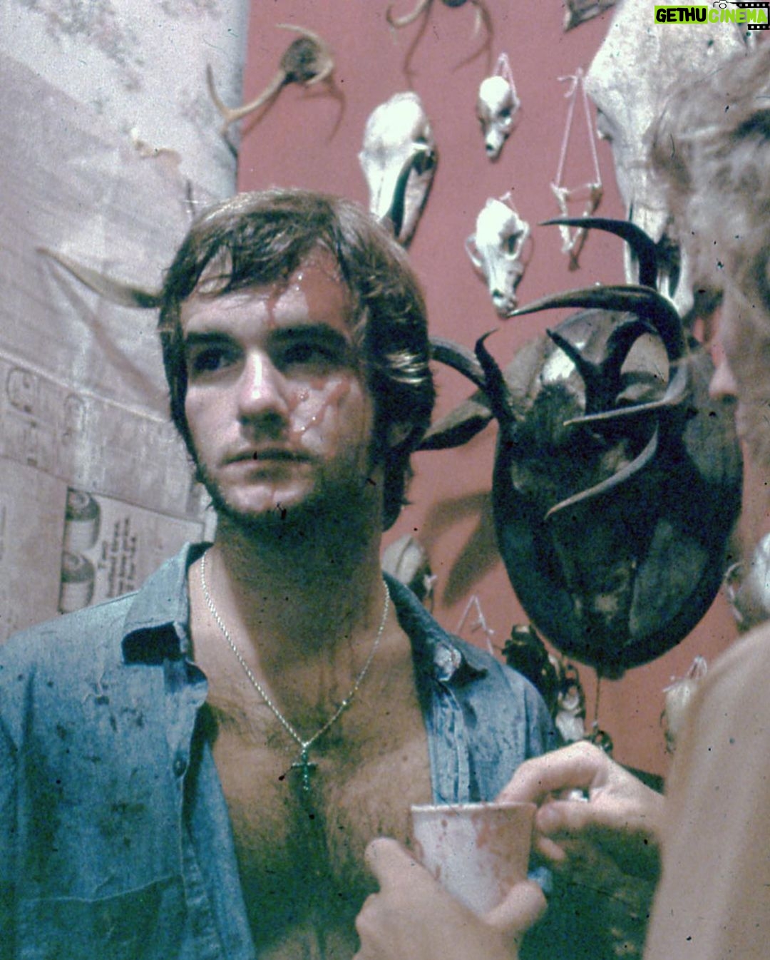 Nicolás Amelio-Ortiz - 5.5K Likes - Mi película de terror favorita de toda la historia: La masacre de Texas (1974). Además de tener uno de los planos más sexys de la historia del cine, la escena en la que Kirk y Pam entran a la infame casa de Leatherface marcó un antes y un después en mi vida: me enseñó lo que es tener miedo DE VERDAD en una sala de cine y lo valioso que puede ser el cine de terror —¿el género menos apreciado?—. Hace poco encontré estas fotos nuevas del making of que compartió el equipo de producción en la página oficial de la película y como siempre volví a obsesionarme con esta obra maestra.