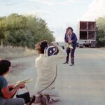 Nicolás Amelio-Ortiz Instagram - Mi película de terror favorita de toda la historia: La masacre de Texas (1974). Además de tener uno de los planos más sexys de la historia del cine, la escena en la que Kirk y Pam entran a la infame casa de Leatherface marcó un antes y un después en mi vida: me enseñó lo que es tener miedo DE VERDAD en una sala de cine y lo valioso que puede ser el cine de terror —¿el género menos apreciado?—. Hace poco encontré estas fotos nuevas del making of que compartió el equipo de producción en la página oficial de la película y como siempre volví a obsesionarme con esta obra maestra.