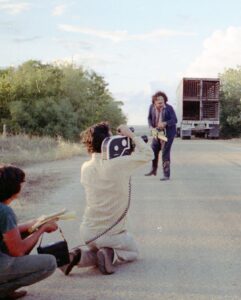 Nicolás Amelio-Ortiz Instagram - Mi película de terror favorita de toda la historia: La masacre de Texas (1974). Además de tener uno de los planos más sexys de la historia del cine, la escena en la que Kirk y Pam entran a la infame casa de Leatherface marcó un antes y un después en mi vida: me enseñó lo que es tener miedo DE VERDAD en una sala de cine y lo valioso que puede ser el cine de terror —¿el género menos apreciado?—. Hace poco encontré estas fotos nuevas del making of que compartió el equipo de producción en la página oficial de la película y como siempre volví a obsesionarme con esta obra maestra.