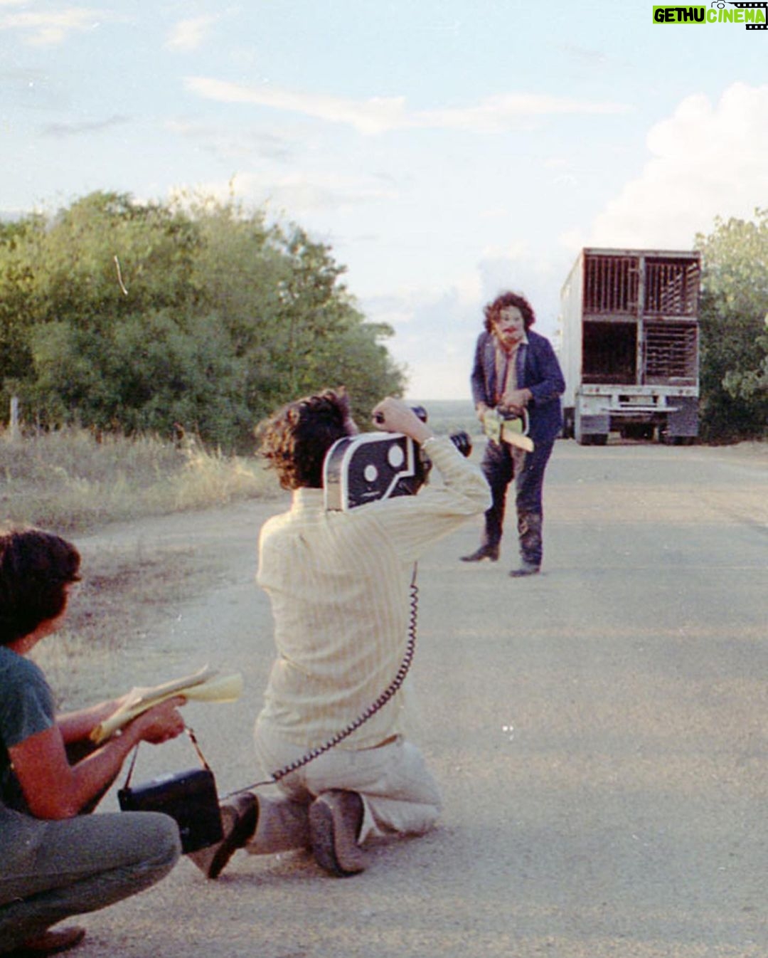 Nicolás Amelio-Ortiz - 5.5K Likes - Mi película de terror favorita de toda la historia: La masacre de Texas (1974). Además de tener uno de los planos más sexys de la historia del cine, la escena en la que Kirk y Pam entran a la infame casa de Leatherface marcó un antes y un después en mi vida: me enseñó lo que es tener miedo DE VERDAD en una sala de cine y lo valioso que puede ser el cine de terror —¿el género menos apreciado?—. Hace poco encontré estas fotos nuevas del making of que compartió el equipo de producción en la página oficial de la película y como siempre volví a obsesionarme con esta obra maestra.