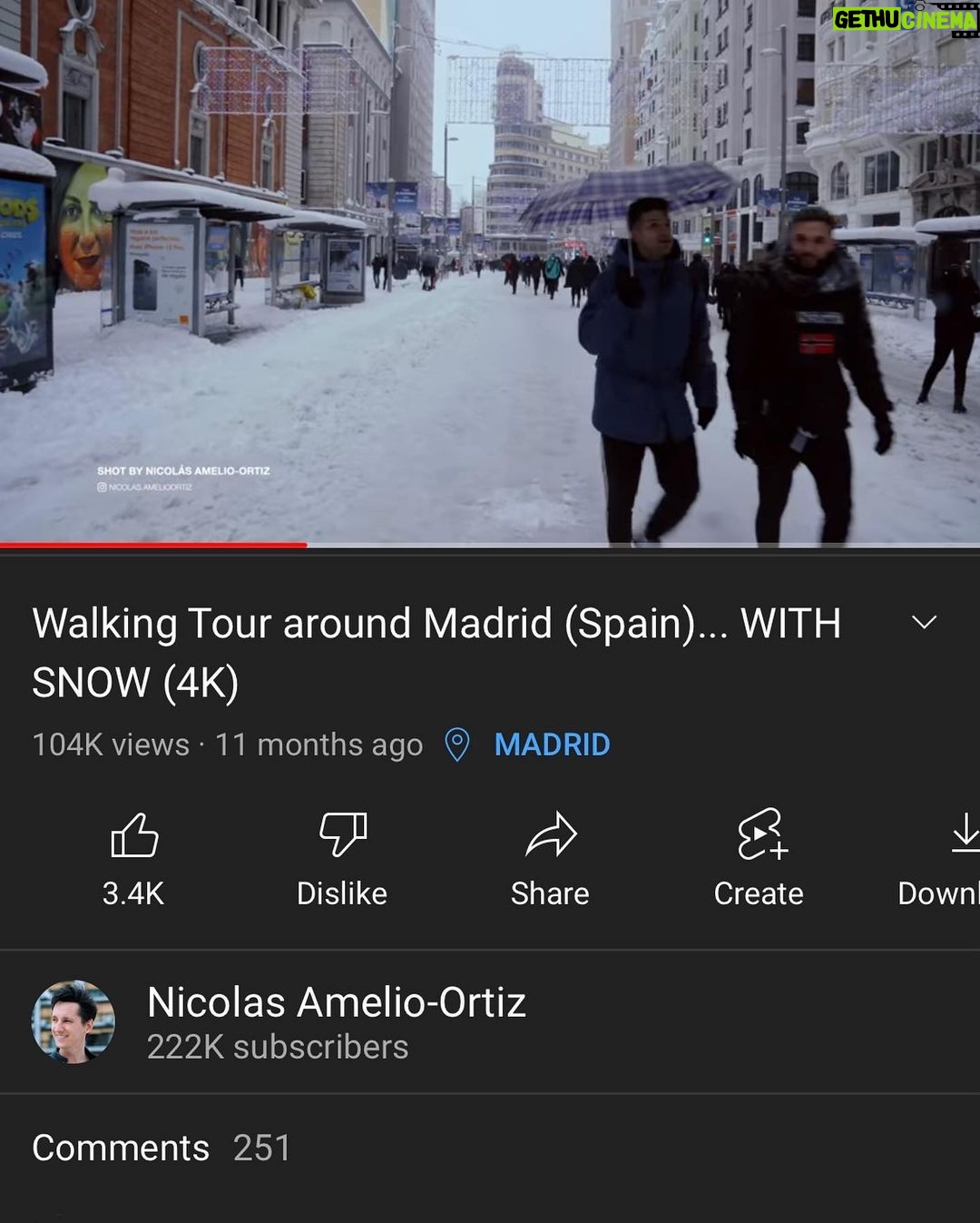 Nicolás Amelio-Ortiz - 4.3K Likes - Hace un año estaba escuchando un vinilo de Isaac Hayes en casa cuando de pronto... ¡¡¡nevaba!!! Menos de un año viviendo en Madrid y ya estaba presenciando un acontecimiento histórico en la ciudad. Sería imperdonable no aprovechar la oportunidad y documentarlo todo. Enseguida me abalancé sobre la Sony, el Gimbal, cacé unos guantes y salí volando a filmar. A falta del equipamiento adecuado, la cámara se me congeló tres veces, el filtro del lente se empañó todo y el gimbal casi muere por la nieve que se le filtraba entre los circuitos. Tampoco salí pensando en el desafío que implicaría explorar una ciudad cuyas veredas se habían convertido en trampas de hielo mortales. Pero ni en pedo me iba a rendir: filmé 6 horas de material en 4K de Madrid que condensé en un video y subí a YouTube. No fue mi video más visto, pero si el que mejor monetizó gracias a las visitas del extranjero —particularmente las de Alemania e Inglaterra—. Pero lo mejor de todo fue que ese mismo video llamó la atención de la gente en el Centro de Documentación de Medio Ambiente de la Comunidad de Madrid, quienes me preguntaron si lo podían añadir en su exposición de la nevada de 2021. Les dejé usar todo, pero lo que lamentablemente no van a poder añadir ni tampoco se ve en el material son las emociones, adrenalina y el cansancio que viví en ese día único. ¿Puedo agregar este "documental" a mi filmografía? Qué se yo... pero fue tremendo para mí. Acá un poco del material y algunas fotos que nunca compartí de aquel día ❄️