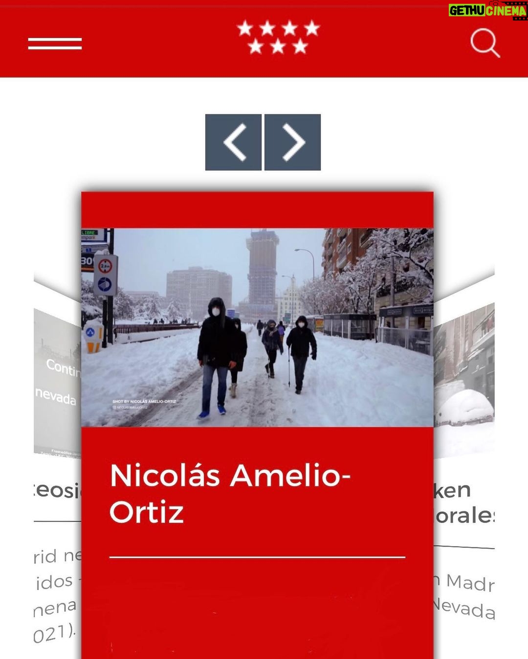Nicolás Amelio-Ortiz - 4.3K Likes - Hace un año estaba escuchando un vinilo de Isaac Hayes en casa cuando de pronto... ¡¡¡nevaba!!! Menos de un año viviendo en Madrid y ya estaba presenciando un acontecimiento histórico en la ciudad. Sería imperdonable no aprovechar la oportunidad y documentarlo todo. Enseguida me abalancé sobre la Sony, el Gimbal, cacé unos guantes y salí volando a filmar. A falta del equipamiento adecuado, la cámara se me congeló tres veces, el filtro del lente se empañó todo y el gimbal casi muere por la nieve que se le filtraba entre los circuitos. Tampoco salí pensando en el desafío que implicaría explorar una ciudad cuyas veredas se habían convertido en trampas de hielo mortales. Pero ni en pedo me iba a rendir: filmé 6 horas de material en 4K de Madrid que condensé en un video y subí a YouTube. No fue mi video más visto, pero si el que mejor monetizó gracias a las visitas del extranjero —particularmente las de Alemania e Inglaterra—. Pero lo mejor de todo fue que ese mismo video llamó la atención de la gente en el Centro de Documentación de Medio Ambiente de la Comunidad de Madrid, quienes me preguntaron si lo podían añadir en su exposición de la nevada de 2021. Les dejé usar todo, pero lo que lamentablemente no van a poder añadir ni tampoco se ve en el material son las emociones, adrenalina y el cansancio que viví en ese día único. ¿Puedo agregar este "documental" a mi filmografía? Qué se yo... pero fue tremendo para mí. Acá un poco del material y algunas fotos que nunca compartí de aquel día ❄️