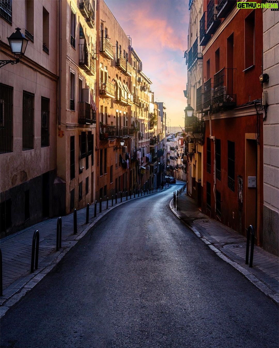 Nicolás Amelio-Ortiz - 4.9K Likes - Un par de fotos que saqué esta semana por Madrid, que es mi hogar hace casi dos años.
A veces me abraza y se entrega desde que amanece, y no imagino mi vida en ningún otro sitio. Otras, me esquiva como una extraña seductora, envuelta en el misterio de sus curvas y pasadizos... muy distintos a los de mi melancólica cuadrícula porteña.