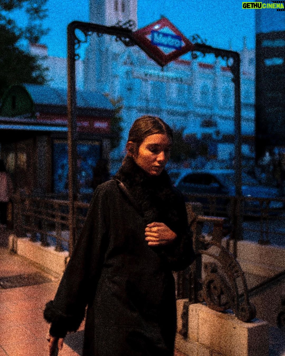 Nicolás Amelio-Ortiz - 4.9K Likes - Un par de fotos que saqué esta semana por Madrid, que es mi hogar hace casi dos años.
A veces me abraza y se entrega desde que amanece, y no imagino mi vida en ningún otro sitio. Otras, me esquiva como una extraña seductora, envuelta en el misterio de sus curvas y pasadizos... muy distintos a los de mi melancólica cuadrícula porteña.