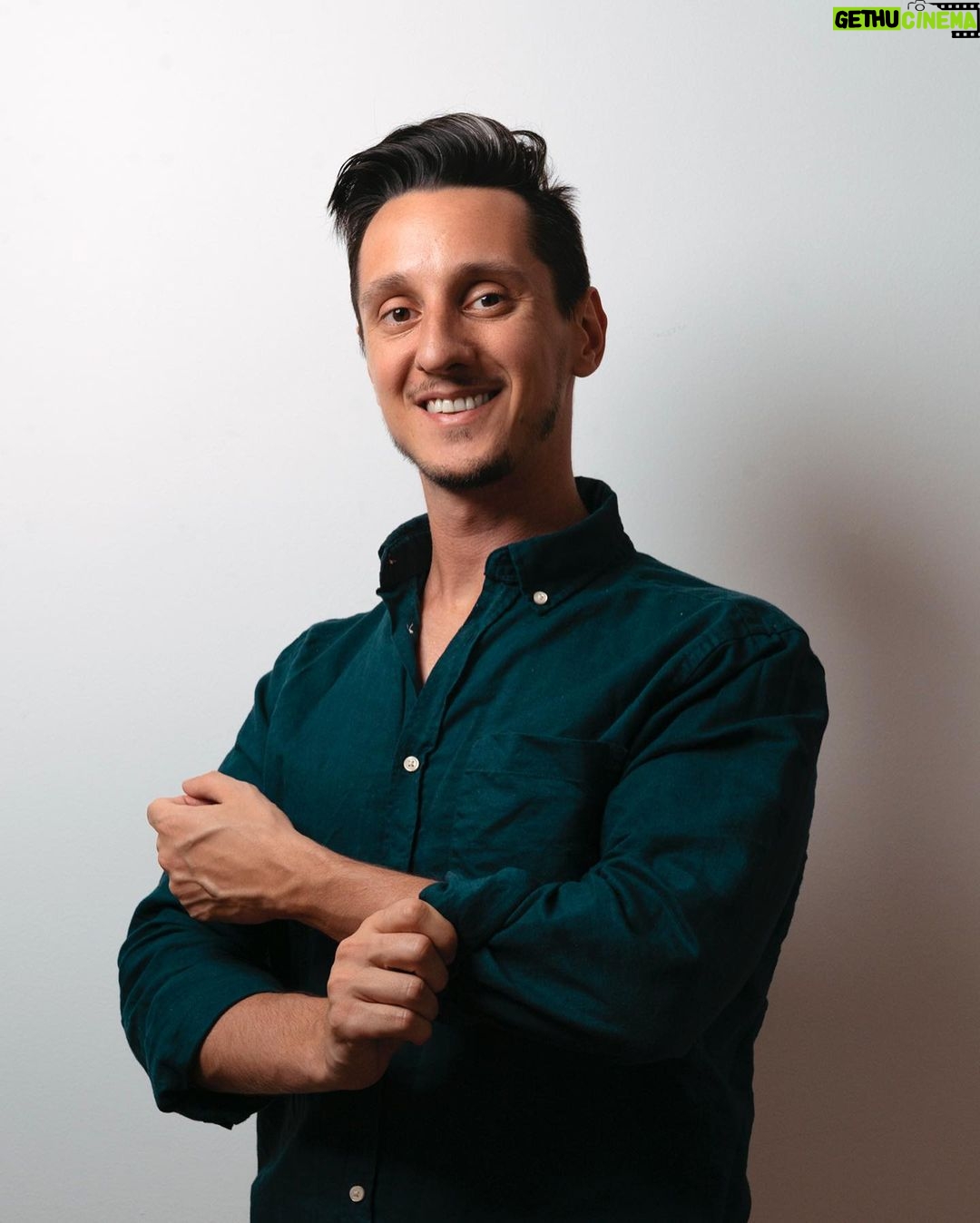 Nicolás Amelio-Ortiz - 4.4K Likes - No vuelvas sin razón.