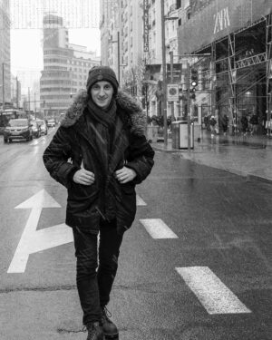 Nicolás Amelio-Ortiz Instagram - Hoy cumplo un año desde que me mudé a España. Justo coincidió con una pandemia global y mis 30 años, así que se imaginarán que este cambio goza de una buena dosis de inseguridades y miedos. Y precisamente por eso me sorprende todo lo que pude hacer. Nuevos amigos, lugares fantásticos, una ciudad que me recibió con cariño inmesurable, y la realización de mis proyectos más ambiciosos. A veces siento que viví en Madrid toda la vida. Otras noches me consume una fuerte nostalgia y muero por volver y reencontrarme con mi familia. Es un camino externo e interno, y me encanta atravesarlo en este extraño momento de mi vida y de la humanidad. Las emociones que nos aterran muchas veces son las que nos sanan y nos hacen crecer.