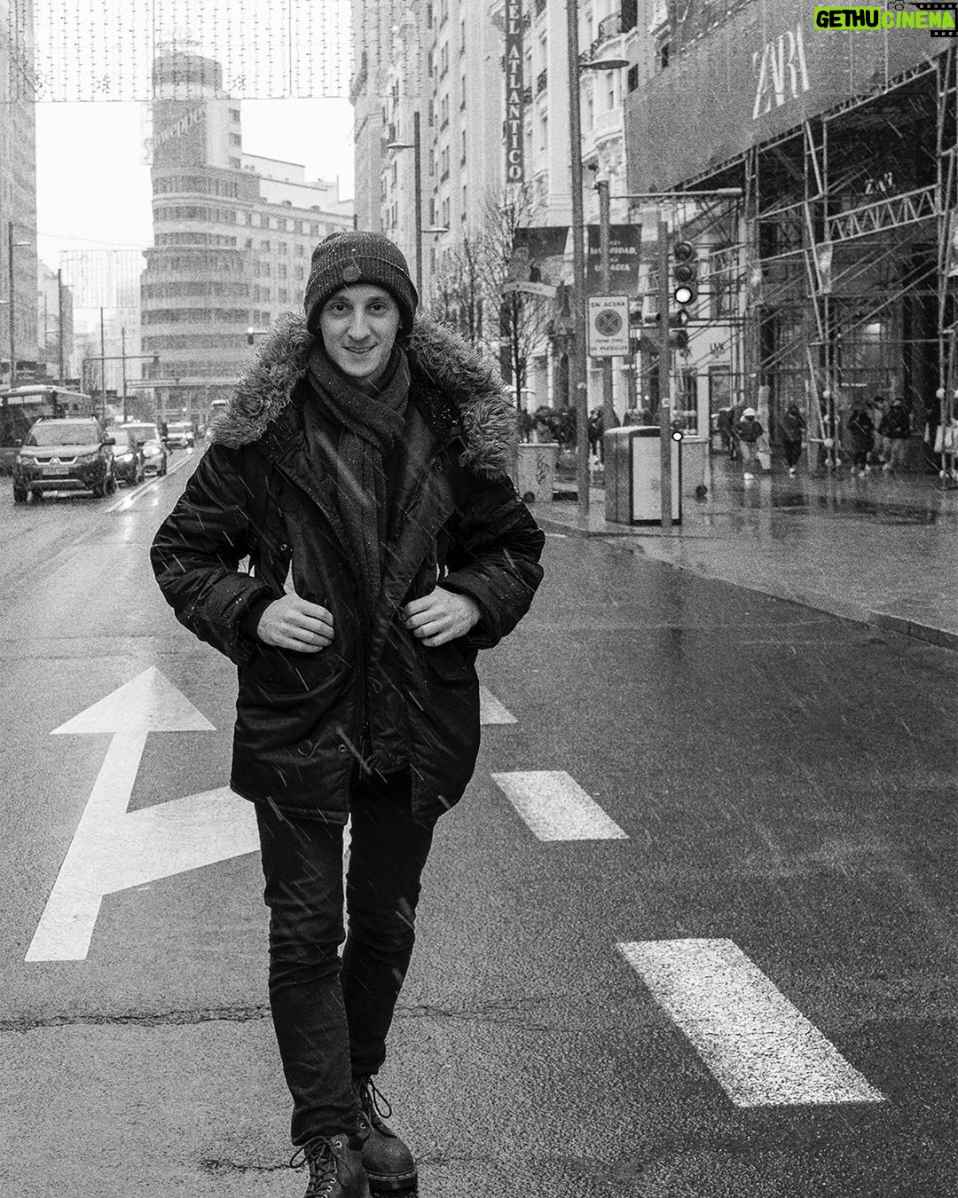Nicolás Amelio-Ortiz - 8K Likes - Hoy cumplo un año desde que me mudé a España. Justo coincidió con una pandemia global y mis 30 años, así que se imaginarán que este cambio goza de una buena dosis de inseguridades y miedos. Y precisamente por eso me sorprende todo lo que pude hacer. Nuevos amigos, lugares fantásticos, una ciudad que me recibió con cariño inmesurable, y la realización de mis proyectos más ambiciosos. A veces siento que viví en Madrid toda la vida. Otras noches me consume una fuerte nostalgia y muero por volver y reencontrarme con mi familia. Es un camino externo e interno, y me encanta atravesarlo en este extraño momento de mi vida y de la humanidad. Las emociones que nos aterran muchas veces son las que nos sanan y nos hacen crecer.