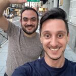 Nicolás Amelio-Ortiz Instagram - Hoy cumplo un año desde que me mudé a España. Justo coincidió con una pandemia global y mis 30 años, así que se imaginarán que este cambio goza de una buena dosis de inseguridades y miedos. Y precisamente por eso me sorprende todo lo que pude hacer. Nuevos amigos, lugares fantásticos, una ciudad que me recibió con cariño inmesurable, y la realización de mis proyectos más ambiciosos. A veces siento que viví en Madrid toda la vida. Otras noches me consume una fuerte nostalgia y muero por volver y reencontrarme con mi familia. Es un camino externo e interno, y me encanta atravesarlo en este extraño momento de mi vida y de la humanidad. Las emociones que nos aterran muchas veces son las que nos sanan y nos hacen crecer.