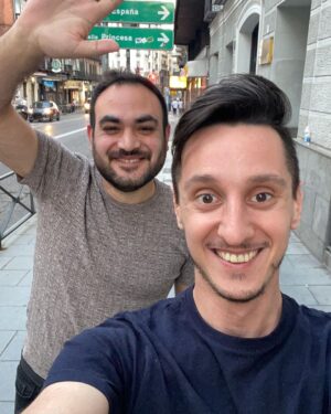 Nicolás Amelio-Ortiz Instagram - Hoy cumplo un año desde que me mudé a España. Justo coincidió con una pandemia global y mis 30 años, así que se imaginarán que este cambio goza de una buena dosis de inseguridades y miedos. Y precisamente por eso me sorprende todo lo que pude hacer. Nuevos amigos, lugares fantásticos, una ciudad que me recibió con cariño inmesurable, y la realización de mis proyectos más ambiciosos. A veces siento que viví en Madrid toda la vida. Otras noches me consume una fuerte nostalgia y muero por volver y reencontrarme con mi familia. Es un camino externo e interno, y me encanta atravesarlo en este extraño momento de mi vida y de la humanidad. Las emociones que nos aterran muchas veces son las que nos sanan y nos hacen crecer.