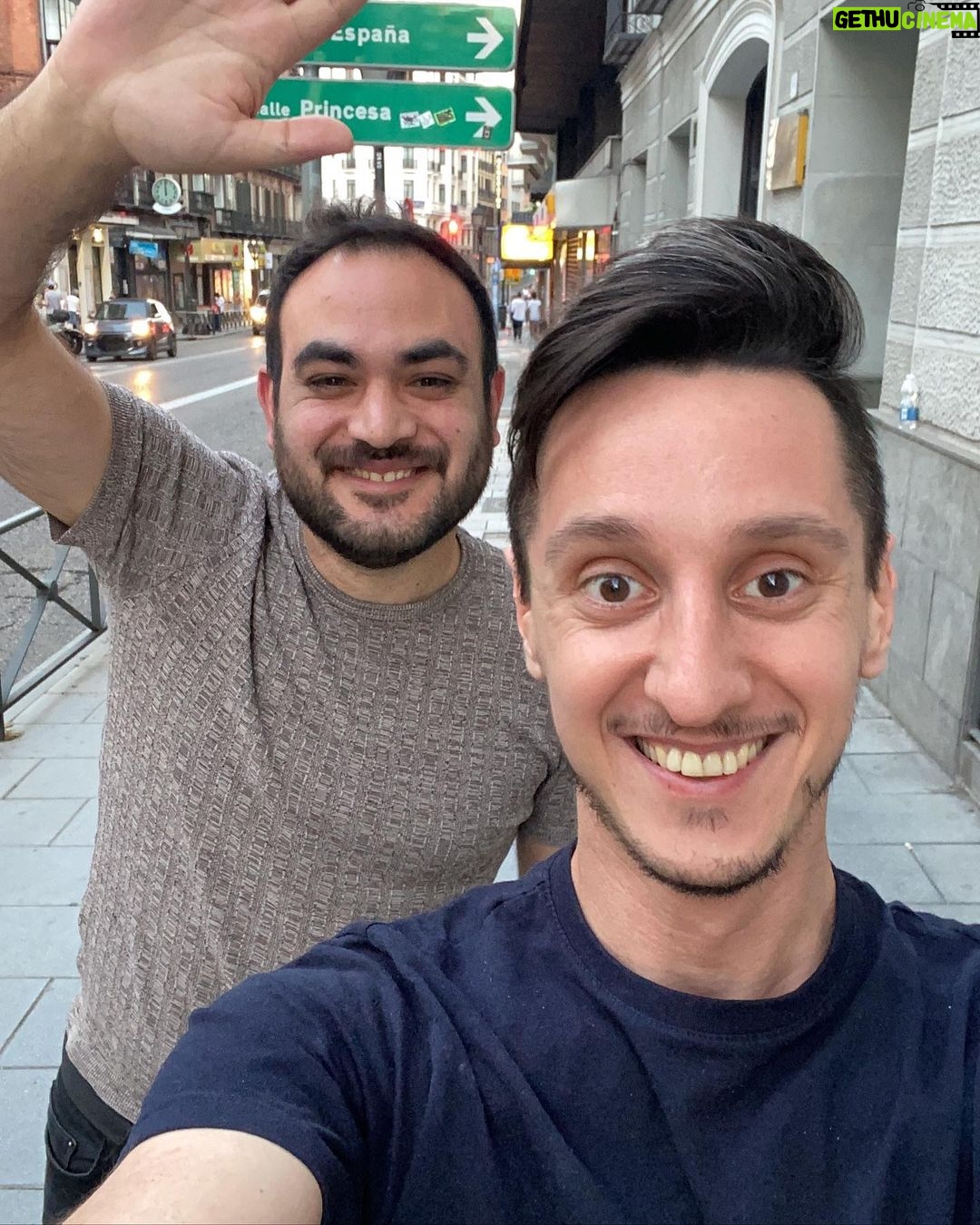 Nicolás Amelio-Ortiz - 8K Likes - Hoy cumplo un año desde que me mudé a España. Justo coincidió con una pandemia global y mis 30 años, así que se imaginarán que este cambio goza de una buena dosis de inseguridades y miedos. Y precisamente por eso me sorprende todo lo que pude hacer. Nuevos amigos, lugares fantásticos, una ciudad que me recibió con cariño inmesurable, y la realización de mis proyectos más ambiciosos. A veces siento que viví en Madrid toda la vida. Otras noches me consume una fuerte nostalgia y muero por volver y reencontrarme con mi familia. Es un camino externo e interno, y me encanta atravesarlo en este extraño momento de mi vida y de la humanidad. Las emociones que nos aterran muchas veces son las que nos sanan y nos hacen crecer.