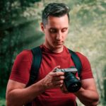 Nicolás Amelio-Ortiz Instagram - Ayer probando aparatos nuevos en el Retiro 🎥📸 Vendí todo mi equipo de cámara anterior y me compré otro para viajes que es la mitad de pesado pero graba con la misma calidad. Es increíble pero comprensible que la tecnología de sensores, estabilizadores y micrófonos avance tan rápido: vivimos en la época que más video consume de la historia. Es un momento único para los creadores audiovisuales 😵‍💫 Madrid, Spain