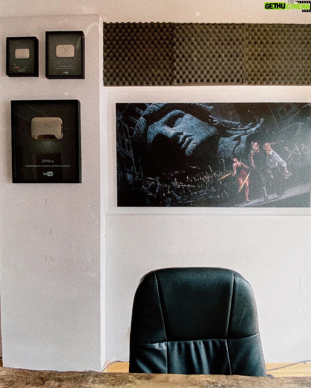 Nicolás Amelio-Ortiz - 4.9K Likes - Algunas fotos del estudio de ZEPFILMS que tuvimos entre 2018 y 2020. Fue un orgullo ese lugar ya que lo armamos todo nosotros desde cero. Y en esas oficinas surgieron las ideas para "Hollywood al desnudo", "Cine en la vida real", "ZEPFILMS Directo", "Historia del Cine" y muchos proyectos más. Me puso muy triste dejarlo en 2020 en medio de la pandemia, pero al final sé que cumplió su ciclo y que lo aprovechamos al máximo.