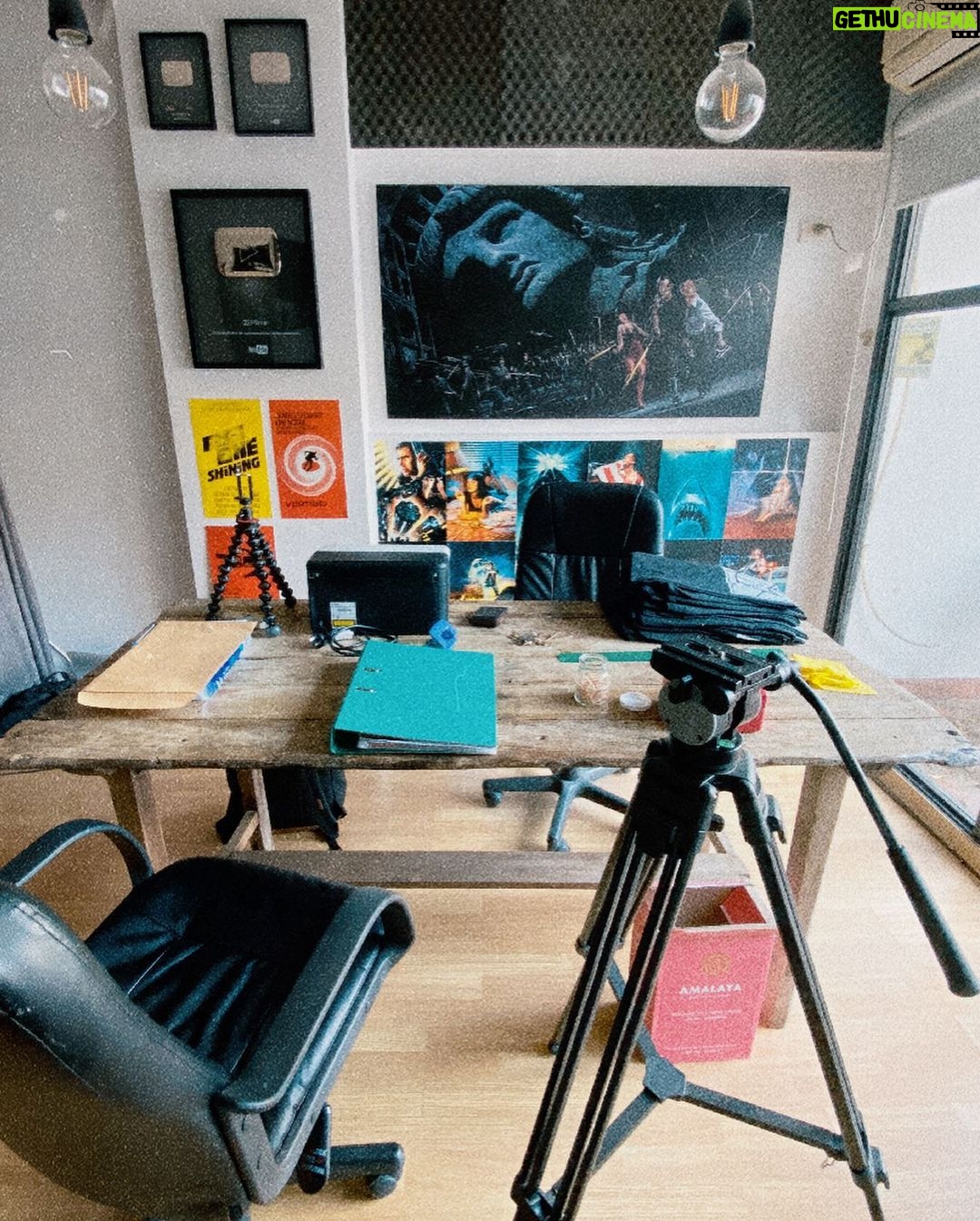 Nicolás Amelio-Ortiz - 4.9K Likes - Algunas fotos del estudio de ZEPFILMS que tuvimos entre 2018 y 2020. Fue un orgullo ese lugar ya que lo armamos todo nosotros desde cero. Y en esas oficinas surgieron las ideas para "Hollywood al desnudo", "Cine en la vida real", "ZEPFILMS Directo", "Historia del Cine" y muchos proyectos más. Me puso muy triste dejarlo en 2020 en medio de la pandemia, pero al final sé que cumplió su ciclo y que lo aprovechamos al máximo.