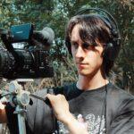 Nicolás Amelio-Ortiz Instagram - Hoy, exactamente hace 10 años, estaba filmando mi primer proyecto de ficción "El bosque de los sometidos". 🎬 No existía ZEPFILMS. No existía ninguno de los proyectos que hice. No tenía experiencia ni mucho menos idea de cómo dirigir un proyecto. La cámara con la que grabamos no le llega ni a los talones a las que vienen hoy en día con cualquier teléfono movil. Y con todo eso, el rodaje de esta película —con sus errores y aciertos— fue una de las experiencias más importantes de toda mi vida. Y sin saberlo, también fue una declaración de principios. Seguí filmando en toda oportunidad que tuve. Me sigue gustando dibujar storyboards, divertirme con el equipo técnico y el elenco, filmar en exteriores perdidos en la naturaleza, explorar los miedos de la audiencia y también los míos propios. Y, sobre todas las cosas, amo vivir esa sensación que solo aquellos que rodamos conocemos. Esa exhaustiva adrenalina que, durante la décima toma a las 3am, me da ganas de mandar a todo el mundo a la mierda, pero que no bien termina el rodaje mataría por volver a sentir. Jamás pensé que después de esta película haría tantas cosas, entre ellas filmar dentro y fuera de mi país con gente inolvidable y maravillosa. Son muchos abrazos y demasiado cariño. Amistades que hice en rodajes y que duraron años. No tengan miedo a salir a filmar. No tengan miedo a arriesgarse. No tengan miedo a fallar. El tiempo siempre recompensa a los que se la juegan. Chascomús