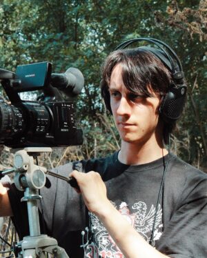 Nicolás Amelio-Ortiz Instagram - Hoy, exactamente hace 10 años, estaba filmando mi primer proyecto de ficción "El bosque de los sometidos". 🎬

No existía ZEPFILMS. No existía ninguno de los proyectos que hice. No tenía experiencia ni mucho menos idea de cómo dirigir un proyecto. La cámara con la que grabamos no le llega ni a los talones a las que vienen hoy en día con cualquier teléfono movil. Y con todo eso, el rodaje de esta película —con sus errores y aciertos— fue una de las experiencias más importantes de toda mi vida.

Y sin saberlo, también fue una declaración de principios. Seguí filmando en toda oportunidad que tuve. Me sigue gustando dibujar storyboards, divertirme con el equipo técnico y el elenco, filmar en exteriores perdidos en la naturaleza, explorar los miedos de la audiencia y también los míos propios. Y, sobre todas las cosas, amo vivir esa sensación que solo aquellos que rodamos conocemos. Esa exhaustiva adrenalina que, durante la décima toma a las 3am, me da ganas de mandar a todo el mundo a la mierda, pero que no bien termina el rodaje mataría por volver a sentir. 

Jamás pensé que después de esta película haría tantas cosas, entre ellas filmar dentro y fuera de mi país con gente inolvidable y maravillosa. Son muchos abrazos y demasiado cariño. Amistades que hice en rodajes y que duraron años. No tengan miedo a salir a filmar.  No tengan miedo a arriesgarse. No tengan miedo a fallar. El tiempo siempre recompensa a los que se la juegan.