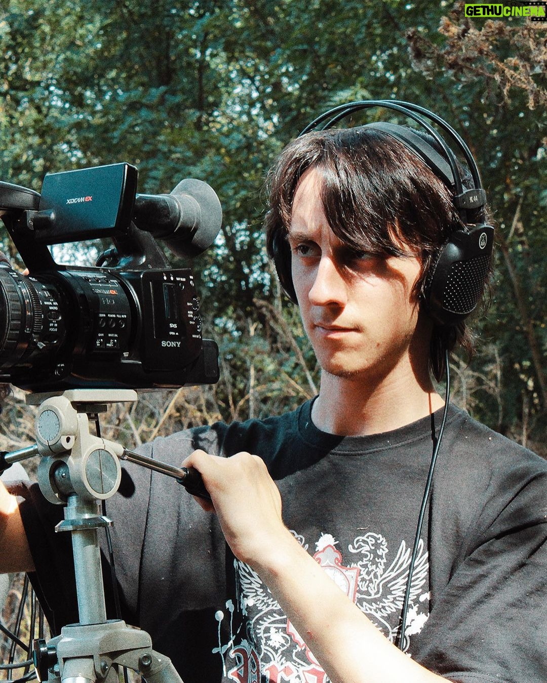 Nicolás Amelio-Ortiz - 4.4K Likes - Hoy, exactamente hace 10 años, estaba filmando mi primer proyecto de ficción "El bosque de los sometidos". 🎬
No existía ZEPFILMS. No existía ninguno de los proyectos que hice. No tenía experiencia ni mucho menos idea de cómo dirigir un proyecto. La cámara con la que grabamos no le llega ni a los talones a las que vienen hoy en día con cualquier teléfono movil. Y con todo eso, el rodaje de esta película —con sus errores y aciertos— fue una de las experiencias más importantes de toda mi vida.
Y sin saberlo, también fue una declaración de principios. Seguí filmando en toda oportunidad que tuve. Me sigue gustando dibujar storyboards, divertirme con el equipo técnico y el elenco, filmar en exteriores perdidos en la naturaleza, explorar los miedos de la audiencia y también los míos propios. Y, sobre todas las cosas, amo vivir esa sensación que solo aquellos que rodamos conocemos. Esa exhaustiva adrenalina que, durante la décima toma a las 3am, me da ganas de mandar a todo el mundo a la mierda, pero que no bien termina el rodaje mataría por volver a sentir.
Jamás pensé que después de esta película haría tantas cosas, entre ellas filmar dentro y fuera de mi país con gente inolvidable y maravillosa. Son muchos abrazos y demasiado cariño. Amistades que hice en rodajes y que duraron años. No tengan miedo a salir a filmar. No tengan miedo a arriesgarse. No tengan miedo a fallar. El tiempo siempre recompensa a los que se la juegan.