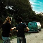 Nicolás Amelio-Ortiz Instagram - Hoy, exactamente hace 10 años, estaba filmando mi primer proyecto de ficción "El bosque de los sometidos". 🎬 No existía ZEPFILMS. No existía ninguno de los proyectos que hice. No tenía experiencia ni mucho menos idea de cómo dirigir un proyecto. La cámara con la que grabamos no le llega ni a los talones a las que vienen hoy en día con cualquier teléfono movil. Y con todo eso, el rodaje de esta película —con sus errores y aciertos— fue una de las experiencias más importantes de toda mi vida. Y sin saberlo, también fue una declaración de principios. Seguí filmando en toda oportunidad que tuve. Me sigue gustando dibujar storyboards, divertirme con el equipo técnico y el elenco, filmar en exteriores perdidos en la naturaleza, explorar los miedos de la audiencia y también los míos propios. Y, sobre todas las cosas, amo vivir esa sensación que solo aquellos que rodamos conocemos. Esa exhaustiva adrenalina que, durante la décima toma a las 3am, me da ganas de mandar a todo el mundo a la mierda, pero que no bien termina el rodaje mataría por volver a sentir. Jamás pensé que después de esta película haría tantas cosas, entre ellas filmar dentro y fuera de mi país con gente inolvidable y maravillosa. Son muchos abrazos y demasiado cariño. Amistades que hice en rodajes y que duraron años. No tengan miedo a salir a filmar. No tengan miedo a arriesgarse. No tengan miedo a fallar. El tiempo siempre recompensa a los que se la juegan. Chascomús