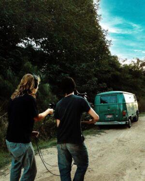 Nicolás Amelio-Ortiz Instagram - Hoy, exactamente hace 10 años, estaba filmando mi primer proyecto de ficción "El bosque de los sometidos". 🎬

No existía ZEPFILMS. No existía ninguno de los proyectos que hice. No tenía experiencia ni mucho menos idea de cómo dirigir un proyecto. La cámara con la que grabamos no le llega ni a los talones a las que vienen hoy en día con cualquier teléfono movil. Y con todo eso, el rodaje de esta película —con sus errores y aciertos— fue una de las experiencias más importantes de toda mi vida.

Y sin saberlo, también fue una declaración de principios. Seguí filmando en toda oportunidad que tuve. Me sigue gustando dibujar storyboards, divertirme con el equipo técnico y el elenco, filmar en exteriores perdidos en la naturaleza, explorar los miedos de la audiencia y también los míos propios. Y, sobre todas las cosas, amo vivir esa sensación que solo aquellos que rodamos conocemos. Esa exhaustiva adrenalina que, durante la décima toma a las 3am, me da ganas de mandar a todo el mundo a la mierda, pero que no bien termina el rodaje mataría por volver a sentir. 

Jamás pensé que después de esta película haría tantas cosas, entre ellas filmar dentro y fuera de mi país con gente inolvidable y maravillosa. Son muchos abrazos y demasiado cariño. Amistades que hice en rodajes y que duraron años. No tengan miedo a salir a filmar.  No tengan miedo a arriesgarse. No tengan miedo a fallar. El tiempo siempre recompensa a los que se la juegan.
