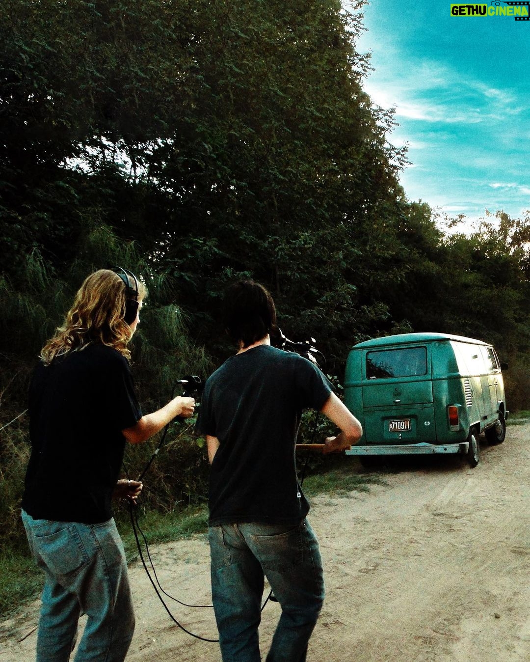 Nicolás Amelio-Ortiz - 4.4K Likes - Hoy, exactamente hace 10 años, estaba filmando mi primer proyecto de ficción "El bosque de los sometidos". 🎬
No existía ZEPFILMS. No existía ninguno de los proyectos que hice. No tenía experiencia ni mucho menos idea de cómo dirigir un proyecto. La cámara con la que grabamos no le llega ni a los talones a las que vienen hoy en día con cualquier teléfono movil. Y con todo eso, el rodaje de esta película —con sus errores y aciertos— fue una de las experiencias más importantes de toda mi vida.
Y sin saberlo, también fue una declaración de principios. Seguí filmando en toda oportunidad que tuve. Me sigue gustando dibujar storyboards, divertirme con el equipo técnico y el elenco, filmar en exteriores perdidos en la naturaleza, explorar los miedos de la audiencia y también los míos propios. Y, sobre todas las cosas, amo vivir esa sensación que solo aquellos que rodamos conocemos. Esa exhaustiva adrenalina que, durante la décima toma a las 3am, me da ganas de mandar a todo el mundo a la mierda, pero que no bien termina el rodaje mataría por volver a sentir.
Jamás pensé que después de esta película haría tantas cosas, entre ellas filmar dentro y fuera de mi país con gente inolvidable y maravillosa. Son muchos abrazos y demasiado cariño. Amistades que hice en rodajes y que duraron años. No tengan miedo a salir a filmar. No tengan miedo a arriesgarse. No tengan miedo a fallar. El tiempo siempre recompensa a los que se la juegan.