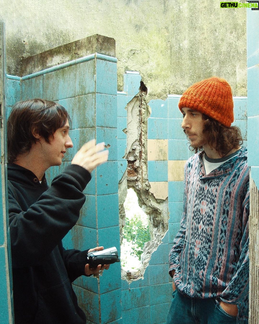 Nicolás Amelio-Ortiz - 4.4K Likes - Hoy, exactamente hace 10 años, estaba filmando mi primer proyecto de ficción "El bosque de los sometidos". 🎬
No existía ZEPFILMS. No existía ninguno de los proyectos que hice. No tenía experiencia ni mucho menos idea de cómo dirigir un proyecto. La cámara con la que grabamos no le llega ni a los talones a las que vienen hoy en día con cualquier teléfono movil. Y con todo eso, el rodaje de esta película —con sus errores y aciertos— fue una de las experiencias más importantes de toda mi vida.
Y sin saberlo, también fue una declaración de principios. Seguí filmando en toda oportunidad que tuve. Me sigue gustando dibujar storyboards, divertirme con el equipo técnico y el elenco, filmar en exteriores perdidos en la naturaleza, explorar los miedos de la audiencia y también los míos propios. Y, sobre todas las cosas, amo vivir esa sensación que solo aquellos que rodamos conocemos. Esa exhaustiva adrenalina que, durante la décima toma a las 3am, me da ganas de mandar a todo el mundo a la mierda, pero que no bien termina el rodaje mataría por volver a sentir.
Jamás pensé que después de esta película haría tantas cosas, entre ellas filmar dentro y fuera de mi país con gente inolvidable y maravillosa. Son muchos abrazos y demasiado cariño. Amistades que hice en rodajes y que duraron años. No tengan miedo a salir a filmar. No tengan miedo a arriesgarse. No tengan miedo a fallar. El tiempo siempre recompensa a los que se la juegan.