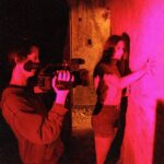 Nicolás Amelio-Ortiz Instagram - Hoy, exactamente hace 10 años, estaba filmando mi primer proyecto de ficción "El bosque de los sometidos". 🎬 No existía ZEPFILMS. No existía ninguno de los proyectos que hice. No tenía experiencia ni mucho menos idea de cómo dirigir un proyecto. La cámara con la que grabamos no le llega ni a los talones a las que vienen hoy en día con cualquier teléfono movil. Y con todo eso, el rodaje de esta película —con sus errores y aciertos— fue una de las experiencias más importantes de toda mi vida. Y sin saberlo, también fue una declaración de principios. Seguí filmando en toda oportunidad que tuve. Me sigue gustando dibujar storyboards, divertirme con el equipo técnico y el elenco, filmar en exteriores perdidos en la naturaleza, explorar los miedos de la audiencia y también los míos propios. Y, sobre todas las cosas, amo vivir esa sensación que solo aquellos que rodamos conocemos. Esa exhaustiva adrenalina que, durante la décima toma a las 3am, me da ganas de mandar a todo el mundo a la mierda, pero que no bien termina el rodaje mataría por volver a sentir. Jamás pensé que después de esta película haría tantas cosas, entre ellas filmar dentro y fuera de mi país con gente inolvidable y maravillosa. Son muchos abrazos y demasiado cariño. Amistades que hice en rodajes y que duraron años. No tengan miedo a salir a filmar. No tengan miedo a arriesgarse. No tengan miedo a fallar. El tiempo siempre recompensa a los que se la juegan. Chascomús
