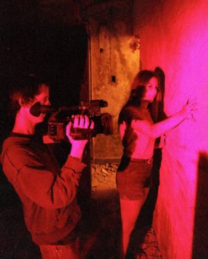 Nicolás Amelio-Ortiz Instagram - Hoy, exactamente hace 10 años, estaba filmando mi primer proyecto de ficción "El bosque de los sometidos". 🎬

No existía ZEPFILMS. No existía ninguno de los proyectos que hice. No tenía experiencia ni mucho menos idea de cómo dirigir un proyecto. La cámara con la que grabamos no le llega ni a los talones a las que vienen hoy en día con cualquier teléfono movil. Y con todo eso, el rodaje de esta película —con sus errores y aciertos— fue una de las experiencias más importantes de toda mi vida.

Y sin saberlo, también fue una declaración de principios. Seguí filmando en toda oportunidad que tuve. Me sigue gustando dibujar storyboards, divertirme con el equipo técnico y el elenco, filmar en exteriores perdidos en la naturaleza, explorar los miedos de la audiencia y también los míos propios. Y, sobre todas las cosas, amo vivir esa sensación que solo aquellos que rodamos conocemos. Esa exhaustiva adrenalina que, durante la décima toma a las 3am, me da ganas de mandar a todo el mundo a la mierda, pero que no bien termina el rodaje mataría por volver a sentir. 

Jamás pensé que después de esta película haría tantas cosas, entre ellas filmar dentro y fuera de mi país con gente inolvidable y maravillosa. Son muchos abrazos y demasiado cariño. Amistades que hice en rodajes y que duraron años. No tengan miedo a salir a filmar.  No tengan miedo a arriesgarse. No tengan miedo a fallar. El tiempo siempre recompensa a los que se la juegan.