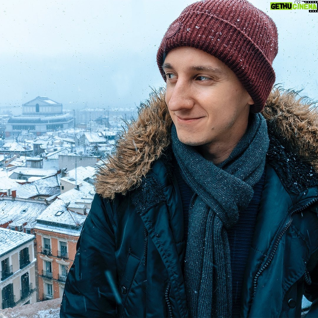 Nicolás Amelio-Ortiz - 4.2K Likes - Todo nevado en Gran Vía ❄️