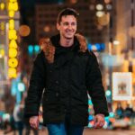 Nicolás Amelio-Ortiz Instagram - Hacía tiempo que no salía a sacar fotos por Madrid, y esta vez me llevé el 85mm. Normalmente prefiero el 50 porque, a mi parecer, tiene el punto justo de realismo visual e ilusión cinematográfica. El 85, en cambio, te hunde de lleno en el sueño fotográfico, ya que ningún ser humano puede "mirar" como este lente en la vida real. Y quizás fue precisamente por eso que elegí sacar fotos y filmar por la calle con un 85mm: para evadirme un rato del crudo realismo de estas semanas y capturar la ciudad de una forma un poco más idealizada. Madrid, Spain