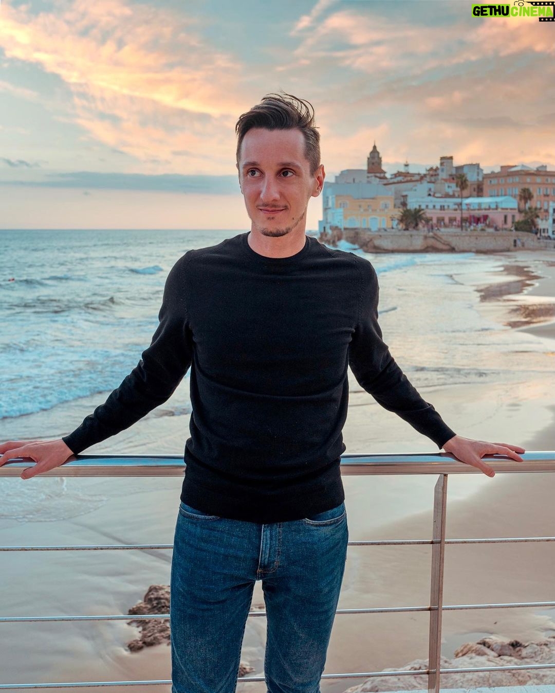 Nicolás Amelio-Ortiz - 8.2K Likes - Un par que me quedaron de Sitges. Las quería publicar en octubre pero ya se está por terminar noviembre 😯