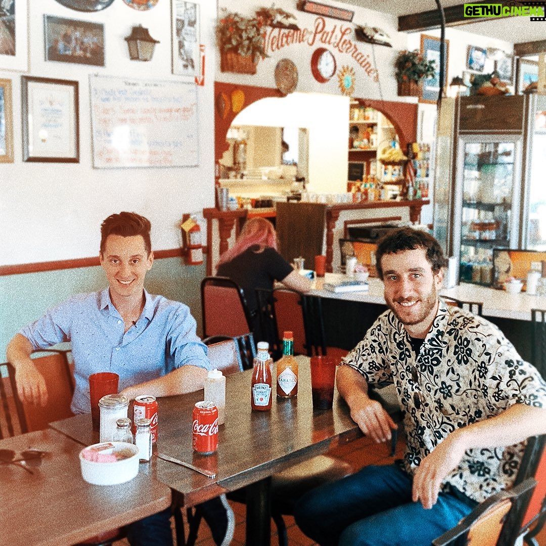 Nicolás Amelio-Ortiz - 4.6K Likes - Acá con @mcfantastik filmando un episodio de "Cine en la vida real" en el mítico restaurante de Reservoir Dogs.
"Cine en la vida real" está nominada a mejor documental en @dieseriale y pueden verla completa ahora mismo en @flowcontenidos 🎬🎬🎬 @zepfilms @flixxok