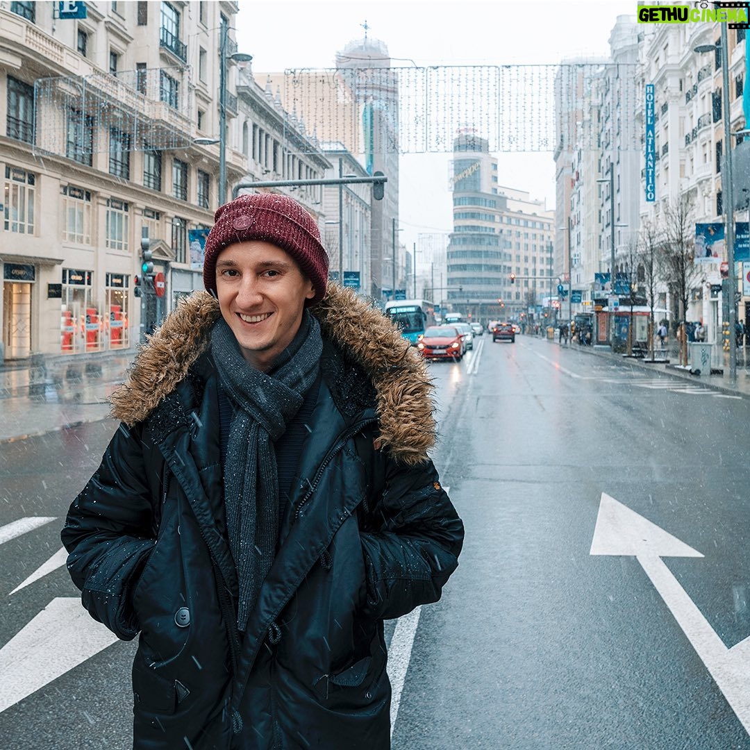 Nicolás Amelio-Ortiz - 4.2K Likes - Todo nevado en Gran Vía ❄️