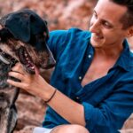 Nicolás Amelio-Ortiz Instagram – ¿Vieron que los perros son muy buenos detectando las vibras de la gente? Lo digo porque últimamente le estoy cayendo bien a casi todos los perros jajaja PERO ADEMÁS creo que tienen una sensibilidad para olfatear bullshit en los seres humanos que nosotros claramente no desarrollamos. Supuestamente los perros pueden ver espíritus y eso un poco me lo creo. 
Bueno, si te fumaste toda esa falopeada mística de arriba te dejo un dato real: el título la película Isle of Dogs de Wes Anderson es un juego de palabras homófonas que también podría leerse como “I love Dogs”. 🖤🐶 Galicia, Spain