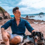 Nicolás Amelio-Ortiz Instagram – ¿Vieron que los perros son muy buenos detectando las vibras de la gente? Lo digo porque últimamente le estoy cayendo bien a casi todos los perros jajaja PERO ADEMÁS creo que tienen una sensibilidad para olfatear bullshit en los seres humanos que nosotros claramente no desarrollamos. Supuestamente los perros pueden ver espíritus y eso un poco me lo creo.
Bueno, si te fumaste toda esa falopeada mística de arriba te dejo un dato real: el título la película Isle of Dogs de Wes Anderson es un juego de palabras homófonas que también podría leerse como “I love Dogs”. 🖤🐶 Galicia, Spain