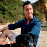 Nicolás Amelio-Ortiz Instagram – ¿Vieron que los perros son muy buenos detectando las vibras de la gente? Lo digo porque últimamente le estoy cayendo bien a casi todos los perros jajaja PERO ADEMÁS creo que tienen una sensibilidad para olfatear bullshit en los seres humanos que nosotros claramente no desarrollamos. Supuestamente los perros pueden ver espíritus y eso un poco me lo creo. 
Bueno, si te fumaste toda esa falopeada mística de arriba te dejo un dato real: el título la película Isle of Dogs de Wes Anderson es un juego de palabras homófonas que también podría leerse como “I love Dogs”. 🖤🐶 Galicia, Spain