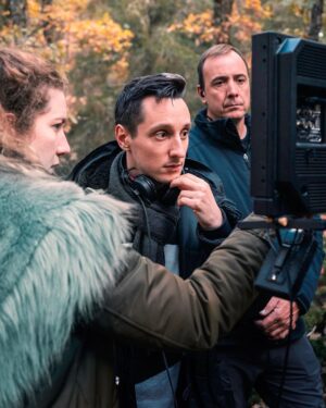 Nicolás Amelio-Ortiz Instagram - Hace nada terminó mi primer rodaje como director en España. Pero la suerte no fue cumplir durante dos meses uno de mis mayores sueños. La verdadera fortuna fue poder contar y aprender tanto con el  equipo y elenco más apasionado, profesional, paciente, cálido y comprometido que uno pueda imaginar. De acá me llevo amistades, fiestas, risas, lágrimas, amor, pausas de bocata y bueno... también un material espectacular. @gloriamundiproducciones hizo que "HAY ALGO EN EL BOSQUE" fuera posible, y en nada les voy a poder contar un poco más 🔥🎬 las fotos son todas de @unaimateo
