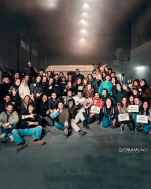 Nicolás Amelio-Ortiz Instagram - Hace nada terminó mi primer rodaje como director en España. Pero la suerte no fue cumplir durante dos meses uno de mis mayores sueños. La verdadera fortuna fue poder contar y aprender tanto con el  equipo y elenco más apasionado, profesional, paciente, cálido y comprometido que uno pueda imaginar. De acá me llevo amistades, fiestas, risas, lágrimas, amor, pausas de bocata y bueno... también un material espectacular. @gloriamundiproducciones hizo que "HAY ALGO EN EL BOSQUE" fuera posible, y en nada les voy a poder contar un poco más 🔥🎬 las fotos son todas de @unaimateo