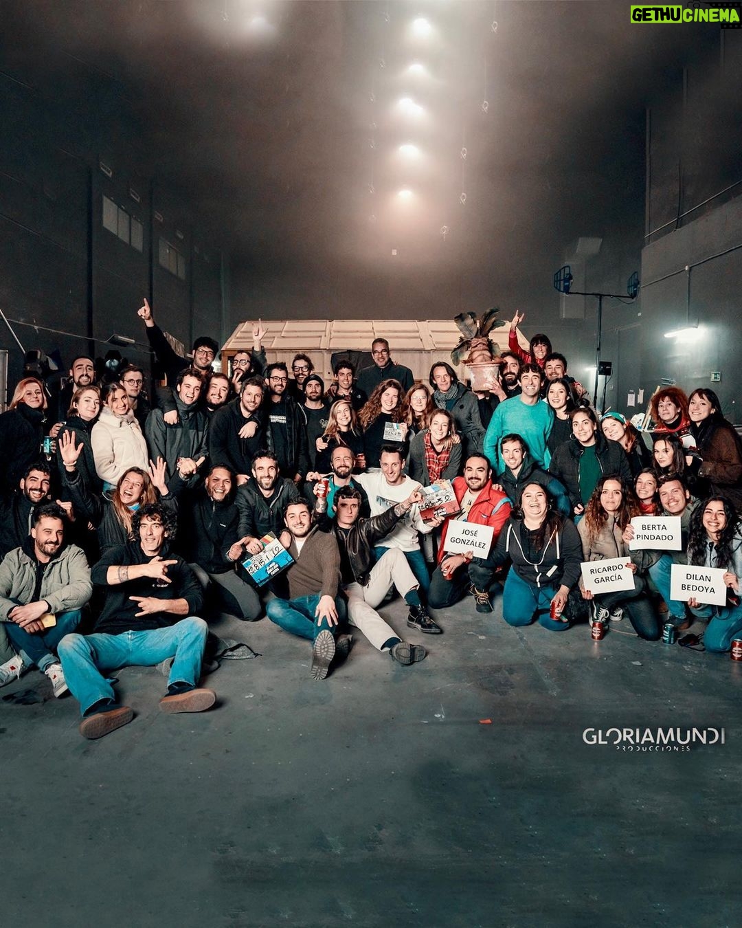 Nicolás Amelio-Ortiz - 4.9K Likes - Hace nada terminó mi primer rodaje como director en España. Pero la suerte no fue cumplir durante dos meses uno de mis mayores sueños. La verdadera fortuna fue poder contar y aprender tanto con el equipo y elenco más apasionado, profesional, paciente, cálido y comprometido que uno pueda imaginar. De acá me llevo amistades, fiestas, risas, lágrimas, amor, pausas de bocata y bueno... también un material espectacular. @gloriamundiproducciones hizo que "HAY ALGO EN EL BOSQUE" fuera posible, y en nada les voy a poder contar un poco más 🔥🎬 las fotos son todas de @unaimateo