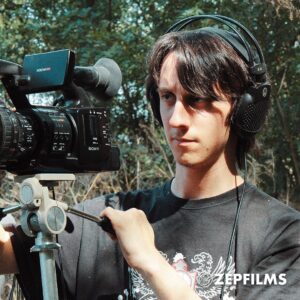Nicolás Amelio-Ortiz Instagram - El primer paso para iniciar una carrera cinematográfica es salir a filmar, y así fue como comenzó esta historia.

Un día como hoy hace 10 años se estrenaba "El Bosque de los Sometidos", el primer cortometraje de @nicolas.amelioortiz y el proyecto que marcó un antes y un después en su carrera como director de cine.

"No existía ZEPFILMS. No existía ninguno de los proyectos que hice. No tenía experiencia ni mucho menos idea de cómo dirigir un proyecto. La cámara con la que grabamos no le llega ni a los talones a las que vienen hoy en día con cualquier teléfono movil. Y con todo eso, el rodaje de esta película —con sus errores y aciertos— fue una de las experiencias más importantes de toda mi vida. (...) No tengan miedo a salir a filmar. No tengan miedo a arriesgarse. No tengan miedo a fallar. El tiempo siempre recompensa a los que se la juegan".

Un castillo abandonado, un grupo de estudiantes con ganas de crecer y un monstruo difícil de olvidar... ¡te mostramos un poco de lo que fue esta aventura en el bosque!