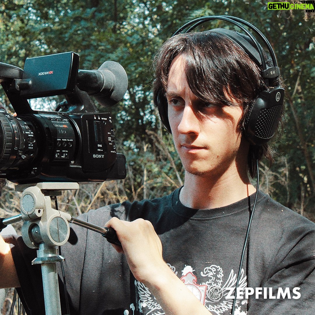 Nicolás Amelio-Ortiz - 6K Likes - El primer paso para iniciar una carrera cinematográfica es salir a filmar, y así fue como comenzó esta historia.
Un día como hoy hace 10 años se estrenaba "El Bosque de los Sometidos", el primer cortometraje de @nicolas.amelioortiz y el proyecto que marcó un antes y un después en su carrera como director de cine.
"No existía ZEPFILMS. No existía ninguno de los proyectos que hice. No tenía experiencia ni mucho menos idea de cómo dirigir un proyecto. La cámara con la que grabamos no le llega ni a los talones a las que vienen hoy en día con cualquier teléfono movil. Y con todo eso, el rodaje de esta película —con sus errores y aciertos— fue una de las experiencias más importantes de toda mi vida. (...) No tengan miedo a salir a filmar. No tengan miedo a arriesgarse. No tengan miedo a fallar. El tiempo siempre recompensa a los que se la juegan".
Un castillo abandonado, un grupo de estudiantes con ganas de crecer y un monstruo difícil de olvidar... ¡te mostramos un poco de lo que fue esta aventura en el bosque!